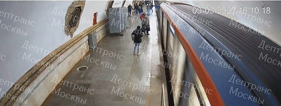 В Москве пожилой мужчина столкнул подростка под поезд в метро