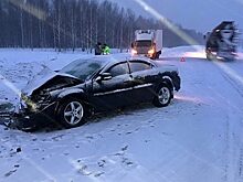 Один человек погиб и еще четверо пострадали в снежном ДТП в Томской области