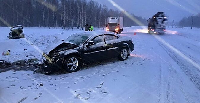 Один человек погиб и еще четверо пострадали в снежном ДТП в Томской области