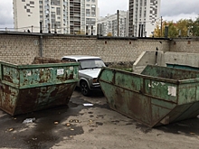 В Воронеже на улице Беговой стоящий «ВАЗ» заперли мусорными баками