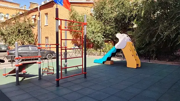 По инициативе горожан обновили двор в центре Самары на улице Высоцкого