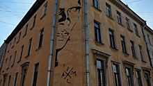 Дом без «присмотра»: почему портрет Даниила Хармса на его доме в Петербурге хотят убрать