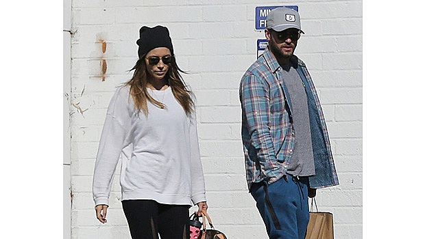 Даже в спортзал с сумкой Louis Vuitton: Джессика Бил гуляет по Лос-Анджелесу