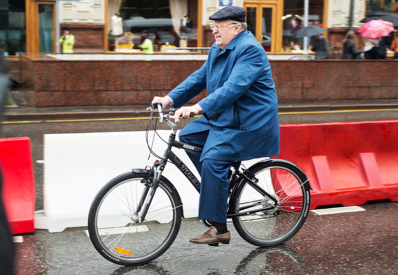 Лидер ЛДПР Владимир Жириновский принимает участие в акции "На работу на велосипеде"