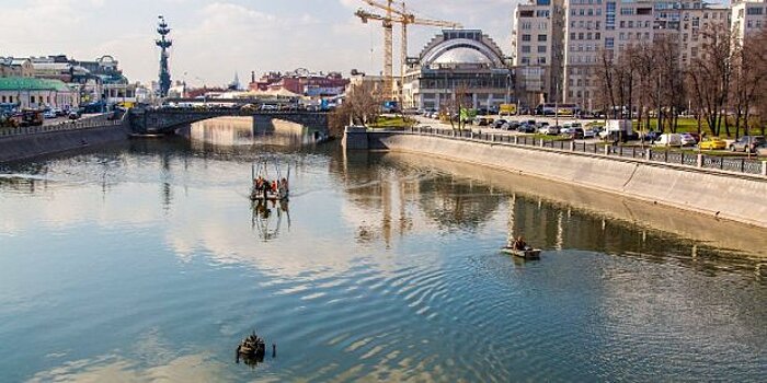 На Водоотводный канал в Москве вернули плавающие фонтаны