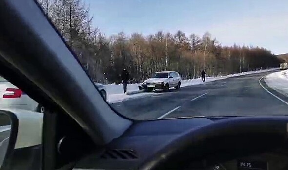В Хабаровском крае бревно, упавшее с лесовоза, попало во встречный автомобиль
