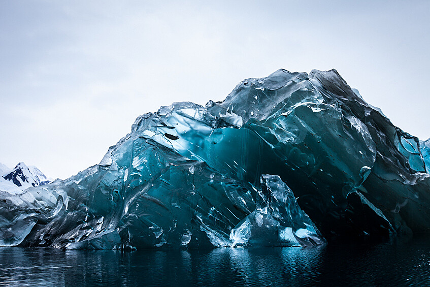 99% Антарктиды покрыто льдом. Ледниковый покров континента часто называют ледяным щитом.