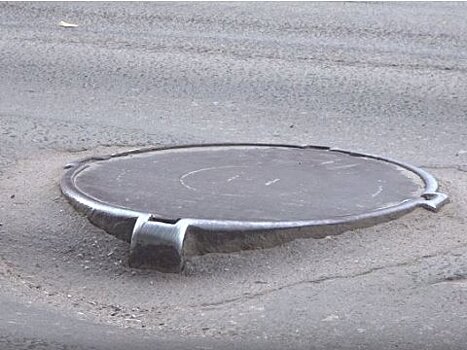 На отремонтированных саратовских дорогах водителей поджидают люки-убийцы. Видео