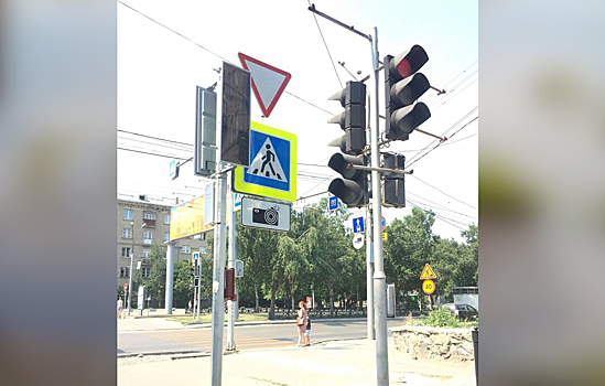 Фото: на Красном проспекте поставили новые светофоры
