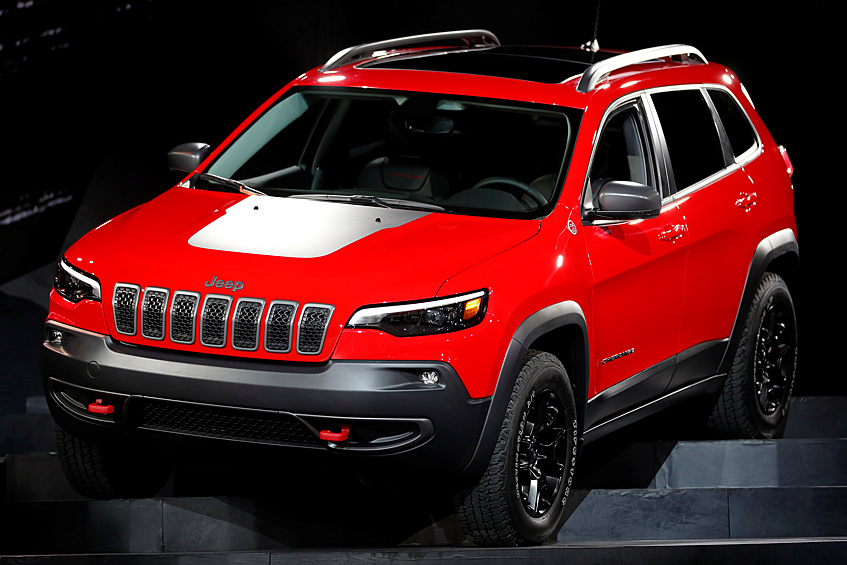 На автосалоне состоялась премьера обновлённого кроссовера Jeep Cherokee. В Америке Jeep Cherokee 2019 выйдет с обновлённым турбированным двигателем объёмом в два литра и мощностью в двести семьдесят лошадиных сил