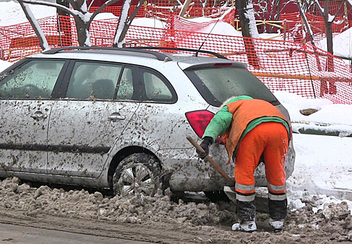 Российским коммунальщикам хотят запретить убирать снег и косить траву ранним утром