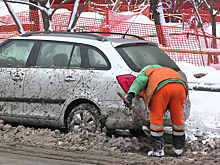 Российским коммунальщикам хотят запретить убирать снег и косить траву ранним утром