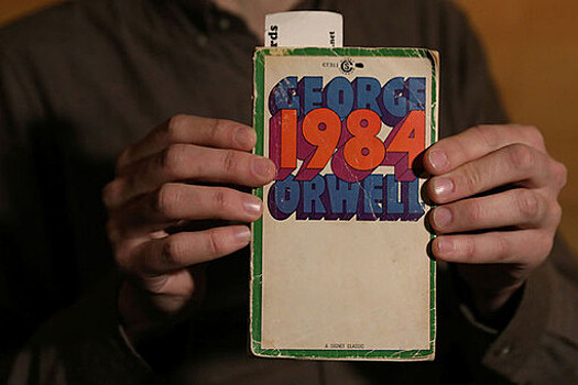 Роман "1984" оказался самым популярным в жанре антиутопий за последние два года, пишет РИА Новости.