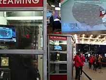 В Нью-Йорке открыли будку крика для борьбы со стрессом после выборов