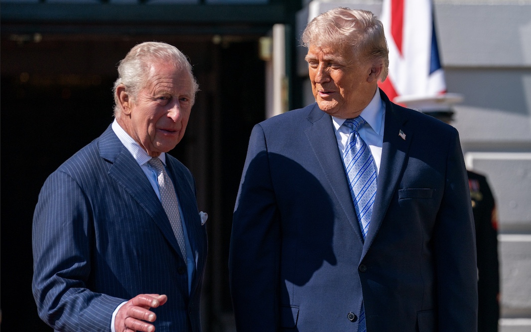 Трамп снова нарушил королевский протокол на встрече с Карлом III