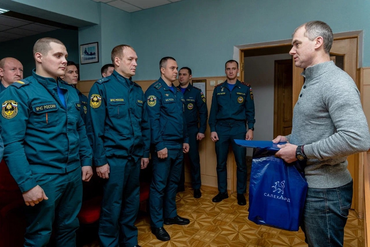 Глава Салехарда Титовский поздравил пожарных и медиков