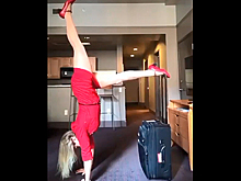 Стюардесса в мини встала на руки