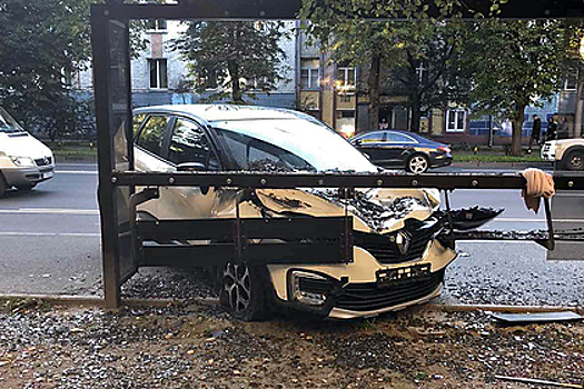 В Калининграде автомобиль въехал в автобусную остановку