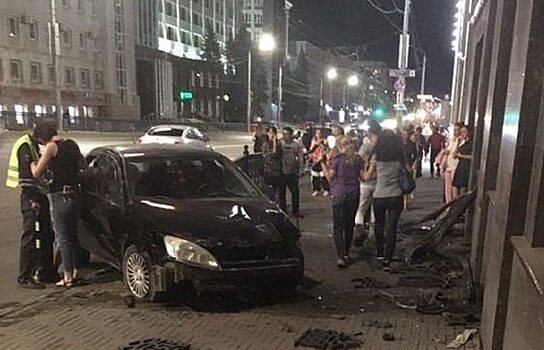 Иномарка снесла забор возле избиркома в центре Челябинска