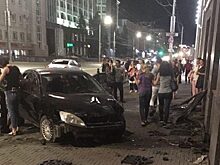 Иномарка снесла забор возле избиркома в центре Челябинска