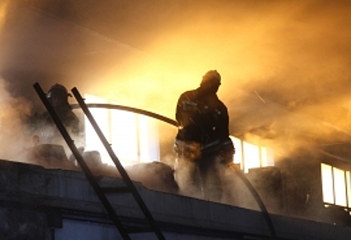 Источник: при тушении возгорания в Омске пострадали четверо пожарных