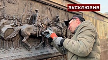 На Красной площади начали восстановливать коня на горельефе «Парад Победы»