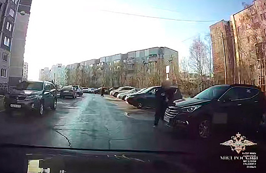 Подросток по указанию мошенников поджег несколько авто в Нефтеюганске