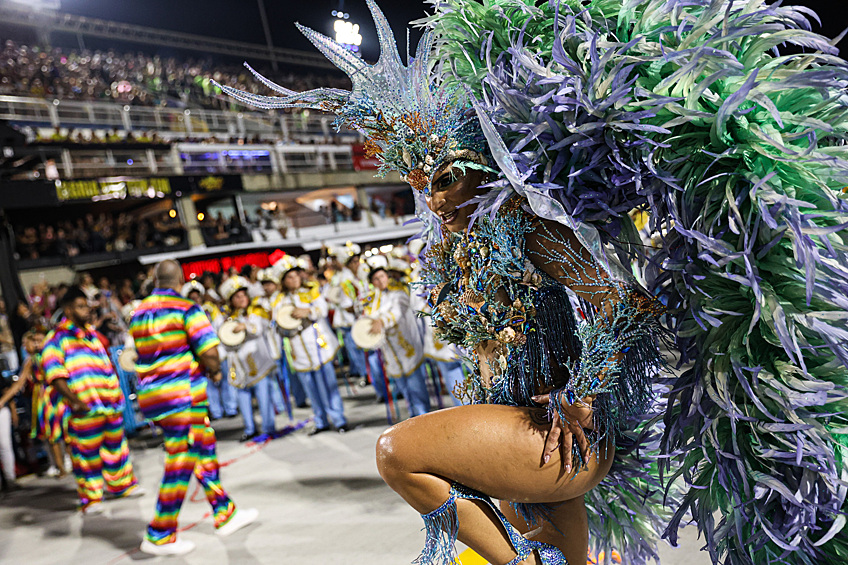 Танцоры во время карнавала в Рио-Де-Жанейро