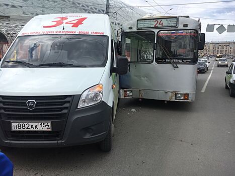 Маршрутка неудачно перестроилась и столкнулась с троллейбусом на Богдашке