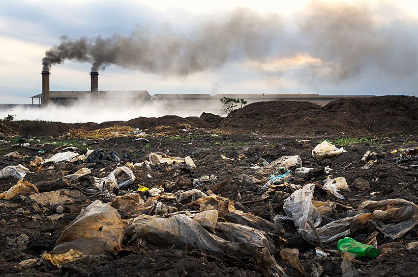 Люди являются главными (и единственными) разносчиками мусора и причиной появления озоновых дыр.