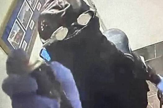 Мужчина с аквалангом ограбил ресторан и уплыл