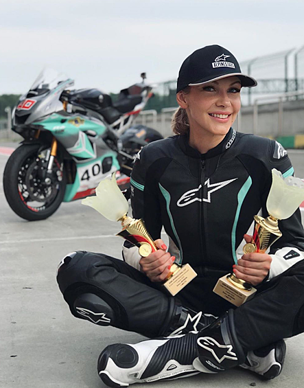 Теперь Селина сменила свое хобби. На ее странице в Instagram можно увидеть много мотоциклов. 