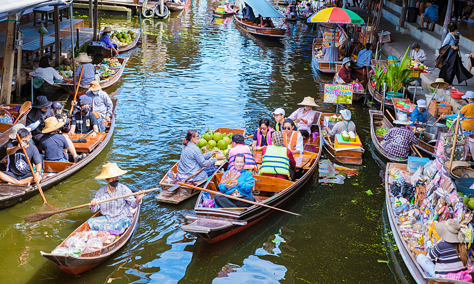 Бангкок – столица Таиланда, огромный город, известный своими богато украшенными храмами и насыщенной ночной жизнью. Через город протекает судоходная река Чаупхрая, которая питает своими водами многочисленные каналы. 