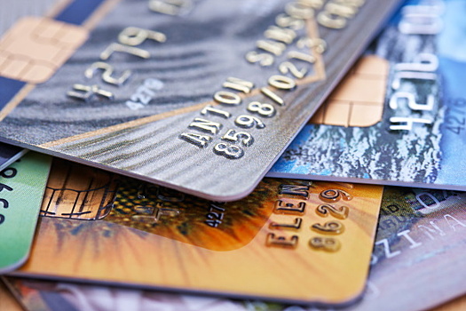 Выдачи кредитных карт в январе упали вдвое