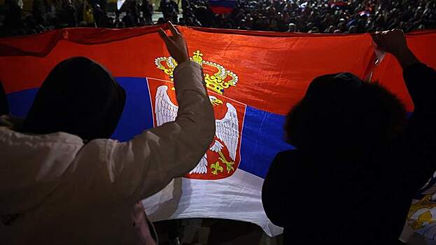 Тысячи недовольных Западом сербов вышли на акцию протеста
