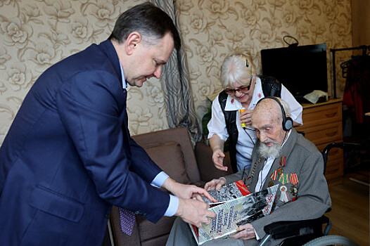 Российские дипломаты в Ашхабаде поздравили ветерана с 99-летием