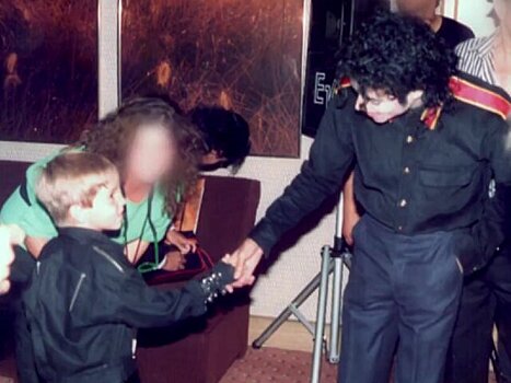 Герои фильма "Покидая Неверленд" рассказали о травле после обвинений Джексона в насилии