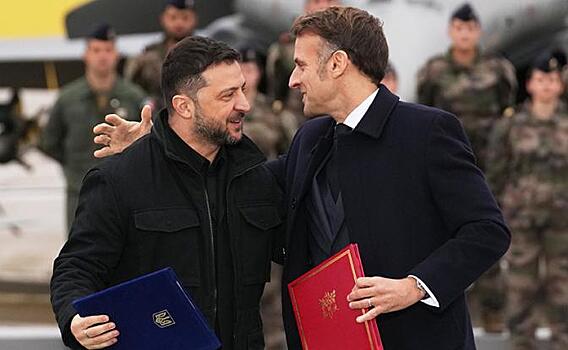 Два «наполеона» обнялись и расцеловались: Макрон пообещал Зеленскому 100 истребителей Rafale, чтобы дать бой русским Су и МиГам