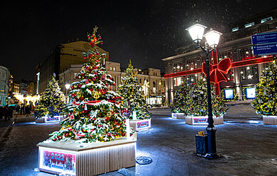 Немерюк: Галерея дизайнерских елок открылась на Кузнецком Мосту