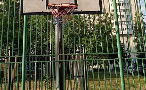 На Волгоградском проспекте починили кольцо на баскетбольной площадке