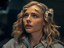 Хлоя Грейс Морец борется с виртуальной реальностью в трейлере сериала «Периферийные устройства»