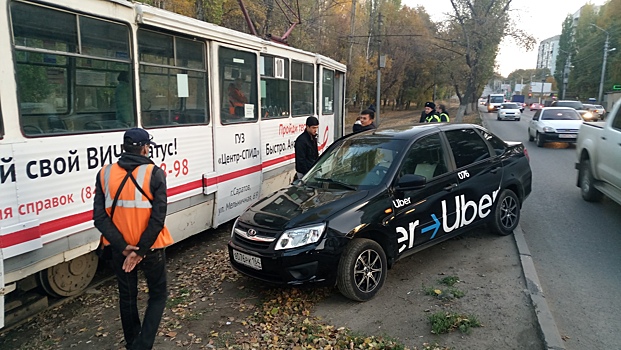 В Саратове водитель такси Uber устроил аварию с трамваем №9