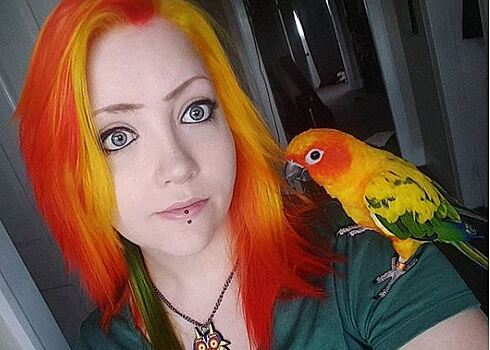 Нечего добавить: эта девушка перекрасила волосы в цвет своего попугая