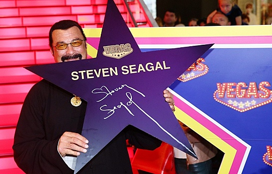 Американский актер Стивен Сигал на церемонии открытия именной звезды на Аллее славы в торговом центре VEGAS