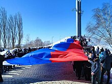Студенты саратовских ВУЗов развернули огромный российский флаг в Парке Победы
