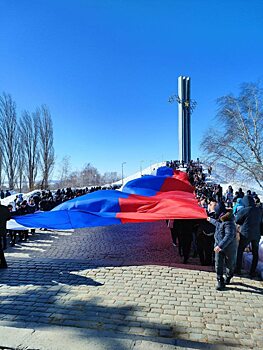 Студенты саратовских ВУЗов развернули огромный российский флаг в Парке Победы