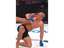Боец MMA нокаутировал соперника ударом ногой в голову
