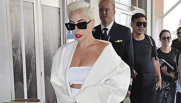 Голливудский шик! Леди Гага в пальто Jean Paul Gaultier из прошлогодней коллекции
