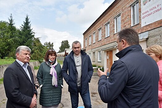 Губернатор Андрей Травников поручил обновить больницу в Колывани