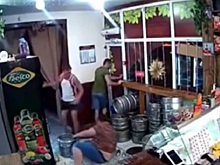 Таганрогский дебошир разгромил кафе и отправил в больницу двух человек. Видео